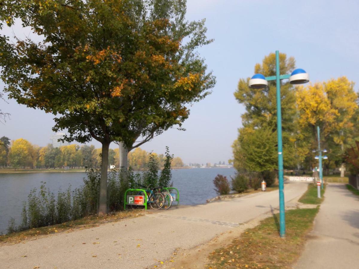 Bungalow At Lake Alte Donau Вена Экстерьер фото